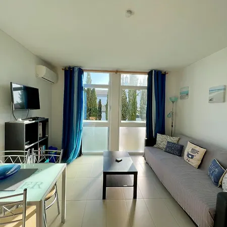 Cosy 1-br Central Apt In Old Town - Steps From The Sea & Amenities شقة