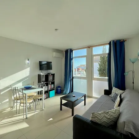 Apartment Cosy 1-br Central Apt In Old Town - Steps From The Sea & Amenities *